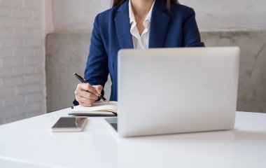 İş kadını şirket performans tablosunu kontrol etmek için dizüstü bilgisayar kullanıyor. İş konsepti.