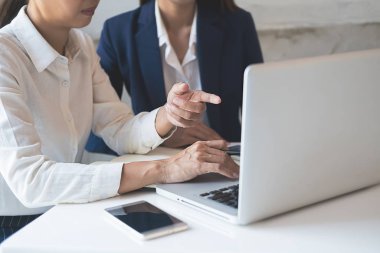 Ekonomik veriler ve rapor grafikleriyle beyin fırtınası yapıp tartışıyorlar. Takım çalışması çalışma konsepti.