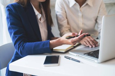 Ekonomik veriler ve rapor grafikleriyle beyin fırtınası yapıp tartışıyorlar. Takım çalışması çalışma konsepti.