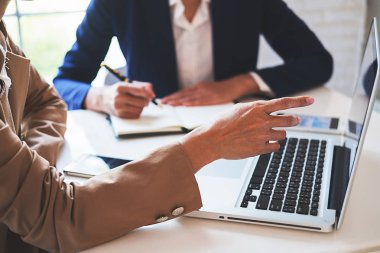 Ekonomik veriler ve rapor grafikleriyle beyin fırtınası yapıp tartışıyorlar. Takım çalışması çalışma konsepti.