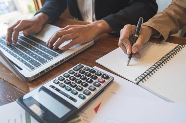 Ekonomik veriler ve rapor grafikleriyle beyin fırtınası yapıp tartışıyorlar. Takım çalışması çalışma konsepti.