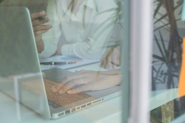 Ekonomik veriler ve rapor grafikleriyle beyin fırtınası yapıp tartışıyorlar. Takım çalışması çalışma konsepti.