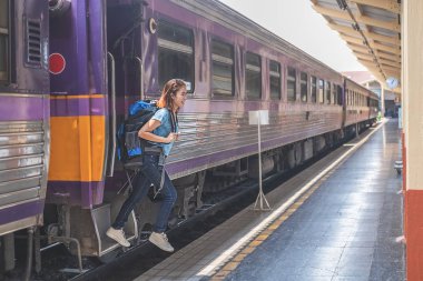 Tren istasyonunda bavullu bir gezgin kadın. Ulaşım için geleneksel tren.