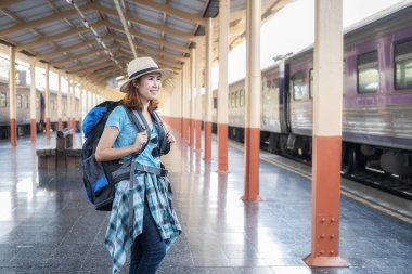 Tren istasyonunda bavullu bir gezgin kadın. Ulaşım için geleneksel tren.
