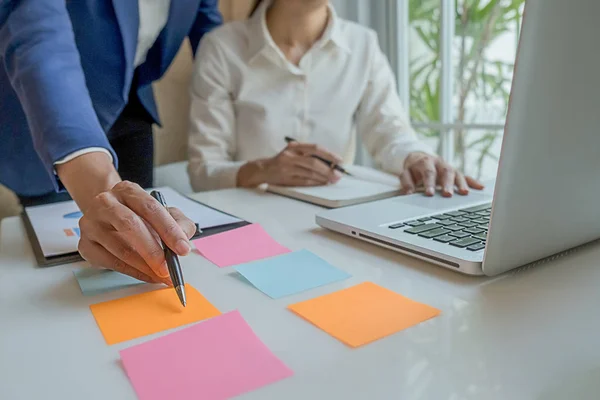 Business team brainstormen en bespreken met financiële gegevens en rapport grafiek. Werkconcept teamwerkvergadering. — Stockfoto