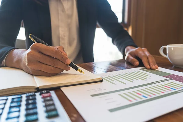 Mujer de negocios discutiendo los gráficos y gráficos que muestran los resultados de su exitoso trabajo en equipo. Concepto empresarial . — Foto de Stock