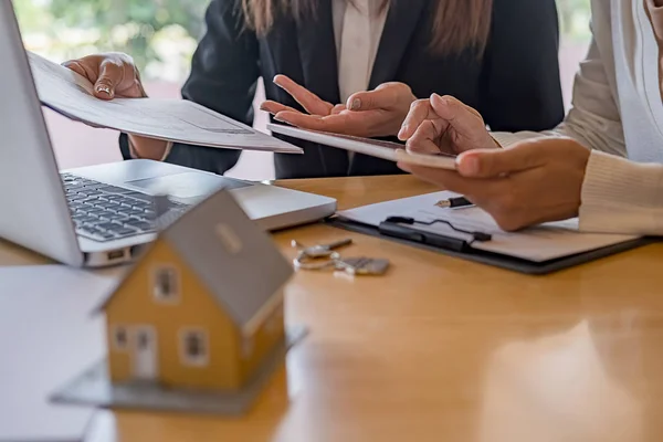 Modelo de casa con agente y cliente discutiendo por contrato para comprar, obtener seguro o préstamo de bienes raíces o propiedad. —  Fotos de Stock