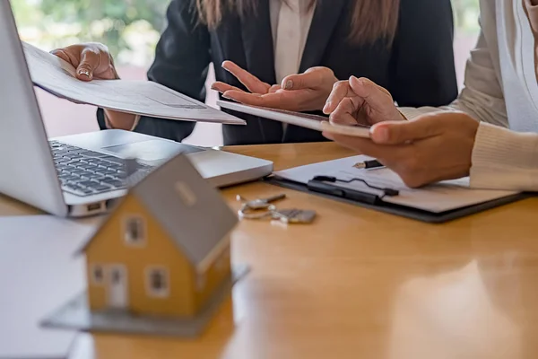 Modelo de casa con agente y cliente discutiendo por contrato para comprar, obtener seguro o préstamo de bienes raíces o propiedad. — Foto de Stock