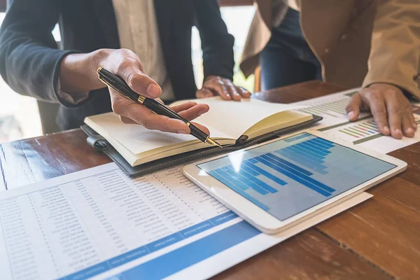 Business team di brainstorming e discutere con i dati finanziari e report grafico. Concetto di lavoro della riunione di gruppo. — Foto Stock