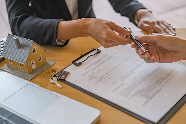 Agente de bienes raíces y contrato de firma de clientes para comprar casa, seguros o préstamos inmobiliarios. — Foto de Stock