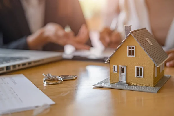 与代理和客户讨论购买、购买保险或贷款房地产或财产的合同的住房模式. — 图库照片