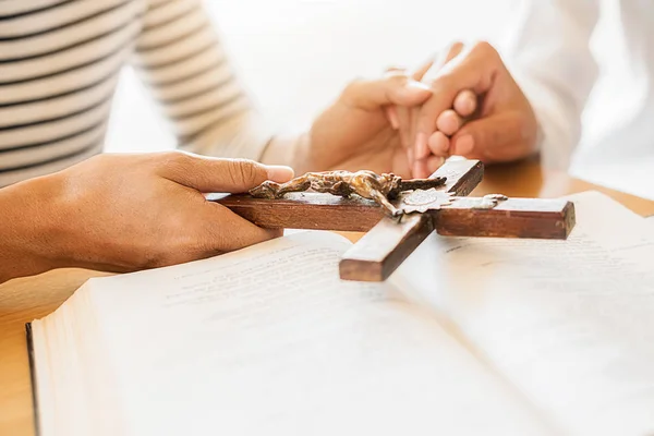 Mulher cristã rezando com as mãos juntas na Bíblia sagrada e cruz de madeira. Mulher orar para que Deus abençoe a desejar ter uma vida melhor e acreditar na bondade. — Fotografia de Stock