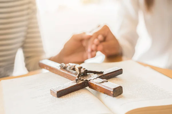 Mulher cristã rezando com as mãos juntas na Bíblia sagrada e cruz de madeira. Mulher orar para que Deus abençoe a desejar ter uma vida melhor e acreditar na bondade. — Fotografia de Stock