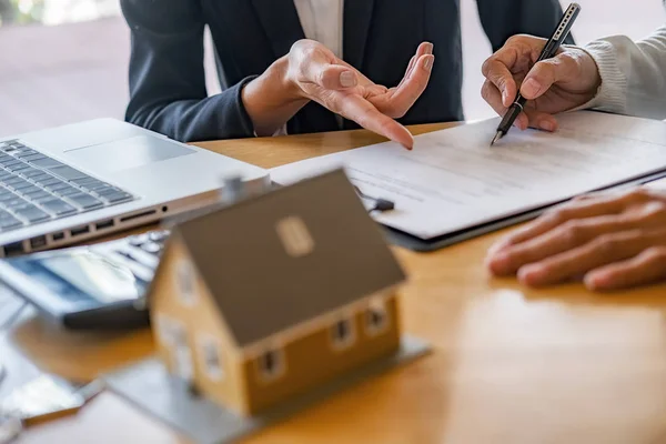 与代理和客户讨论购买、购买保险或贷款房地产或财产的合同的住房模式. — 图库照片