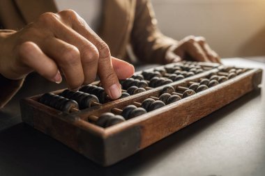 Asyalı kadın yaşlı abaküs ile muhasebe yapıyor. Finansal tasarım kavramı.