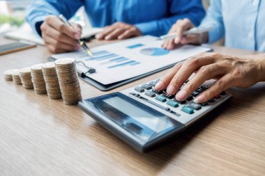 İş Finans ve Tasarruf Konsepti. Ekonomik veri ve rapor grafiğiyle beyin fırtınası yapan ve tartışan iş adamları.