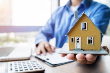 Ev modeli müşterilere satın almaları, sigorta yaptırmaları, kredi almaları, gayrimenkul ve mülkleri gösteriyor..