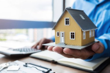 Ev modeli müşterilere satın almaları, sigorta yaptırmaları, kredi almaları, gayrimenkul ve mülkleri gösteriyor..