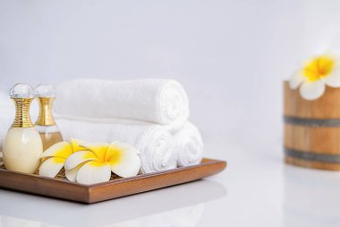 Spa tedavisi konsepti. Beyaz arkaplanda spa aksesuarları ile spa arkaplanı.