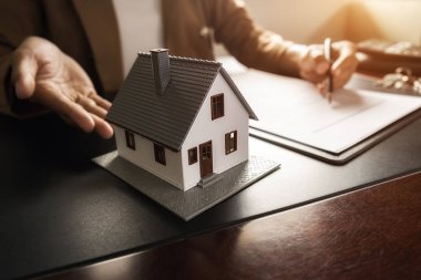Temsilciyle ev modeli, müşteriden satın almak, sigorta yaptırmak ya da emlak veya mülk almak için kontrat istiyor.