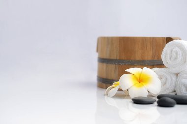 Spa tedavisi konsepti. Beyaz arkaplanda spa aksesuarları ile spa arkaplanı.