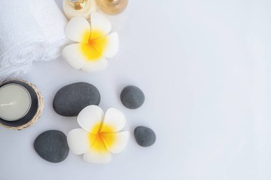 Spa tedavisi konsepti. Beyaz arkaplanda spa aksesuarları ile spa arkaplanı.