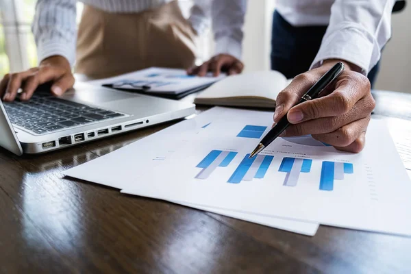 Business-Team Brainstorming und Diskussion mit Finanzdaten und Berichtsgrafik. Arbeitskonzept für Teamwork. — Stockfoto