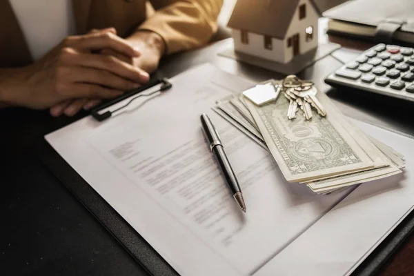 House model with agent asking costumer for contract to buy, get insurance or loan real estate or property. — Stock Photo, Image