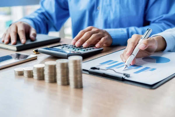 Business Finance och Saving Concept. Affärsteam brainstorma och diskutera med finansiella data och rapport diagram. — Stockfoto