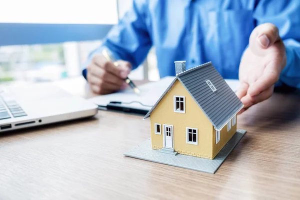 Modello di casa con agente che chiede al cliente un contratto per acquistare, ottenere un'assicurazione o un prestito immobiliare o immobiliare. — Foto Stock