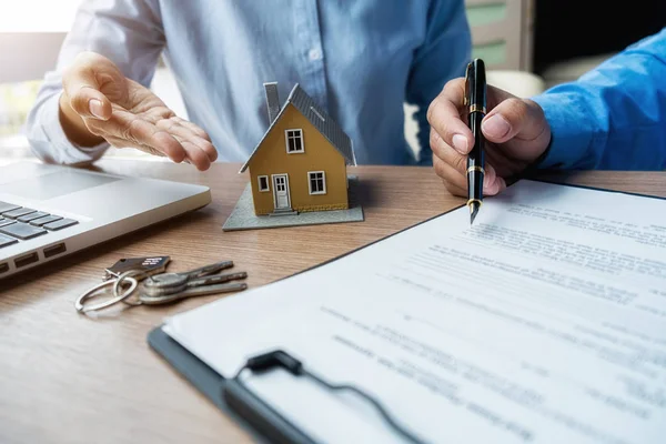 Agente de bienes raíces y contrato de firma de clientes para comprar casa, seguros o préstamos inmobiliarios. — Foto de Stock