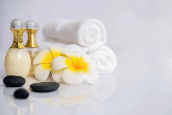 Concetto di trattamento Spa. Spa sfondo con accessori spa su sfondo bianco . — Foto Stock