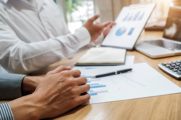 Business team di brainstorming e discutere con i dati finanziari e report grafico. Concetto di lavoro della riunione di gruppo. — Foto Stock