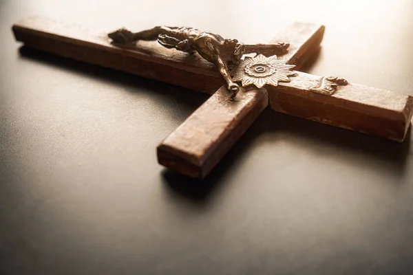 木制基督教十字架的布景，老式色调。 上帝的象征与善良. — 图库照片