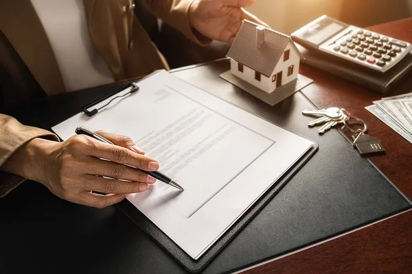 House model with agent asking costumer for contract to buy, get insurance or loan real estate or property. — Stock Photo, Image