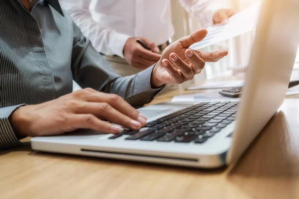 Equipo de negocios haciendo una lluvia de ideas y discutiendo con datos financieros e informe gráfico. Trabajo en equipo reunión concepto de trabajo. —  Fotos de Stock