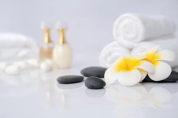 Concepto de tratamiento Spa. Fondo de spa con accesorios de spa sobre fondo blanco . — Foto de Stock