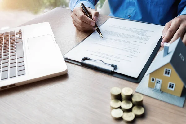 House model with agent asking costumer for contract to buy, get insurance or loan real estate or property. — Stock Photo, Image