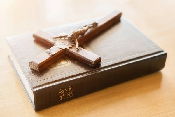 Close up de madeira cruz cristã na Bíblia, tom vintage. Símbolo de Deus e bondade . — Fotografia de Stock