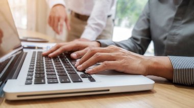 Ekonomik veriler ve rapor grafikleriyle beyin fırtınası yapıp tartışıyorlar. Takım çalışması çalışma konsepti.