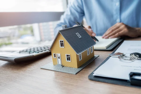 Modelo de casa con agente pidiendo al cliente un contrato para comprar, obtener un seguro o prestar bienes raíces o propiedades. —  Fotos de Stock