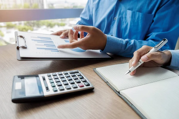 Equipe de negócios brainstorming e discutir com dados financeiros e relatório gráfico. Conceito de trabalho de reunião de trabalho em equipe. — Fotografia de Stock