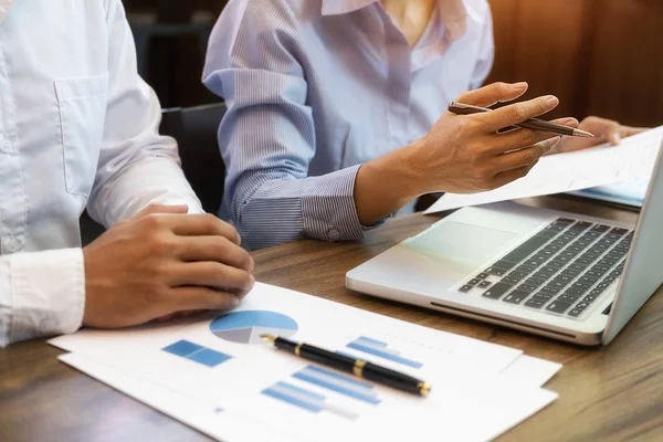 Ekonomik veriler ve rapor grafikleriyle beyin fırtınası yapıp tartışıyorlar. Takım çalışması çalışma konsepti.