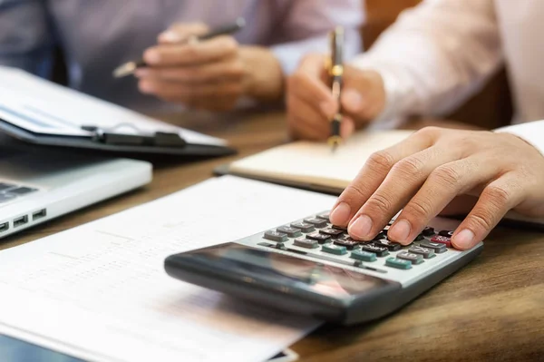 Equipe de negócios brainstorming e discutir com dados financeiros a — Fotografia de Stock