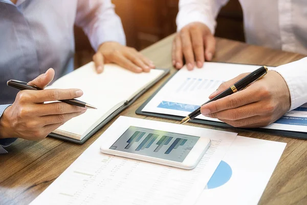 Business team di brainstorming e discutere con i dati finanziari e report grafico. Concetto di lavoro della riunione di gruppo. — Foto Stock