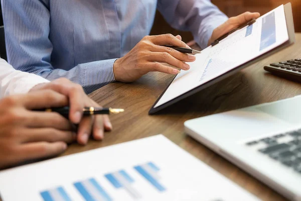 Business team brainstorming and discussing with financial data and report graph. Teamwork meeting working concept. — Stock Photo, Image