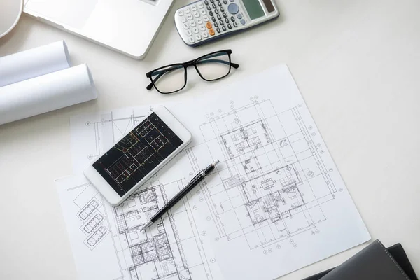 Herramientas de ingeniería o arquitecto, plano y modelo de construcción en la mesa en la oficina. Concepto de construcción. —  Fotos de Stock