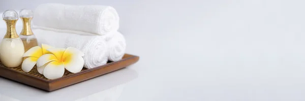Ιαματική θεραπεία. Spa φόντο με αξεσουάρ spa σε λευκό φόντο. — Φωτογραφία Αρχείου