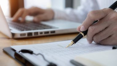 İş kadınları şirketin performans tablosunu kontrol etmek için dizüstü bilgisayar kullanıyor. İş konsepti.