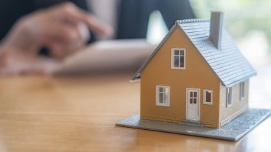 Temsilciyle ev modeli, müşteriden satın almak, sigorta yaptırmak ya da emlak veya mülk almak için kontrat istiyor.
